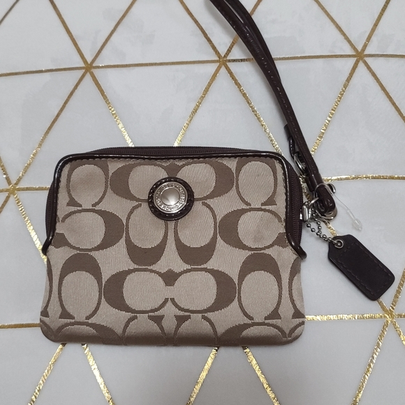 Coach ~ Cutie Wristlet - Picture 2 of 4